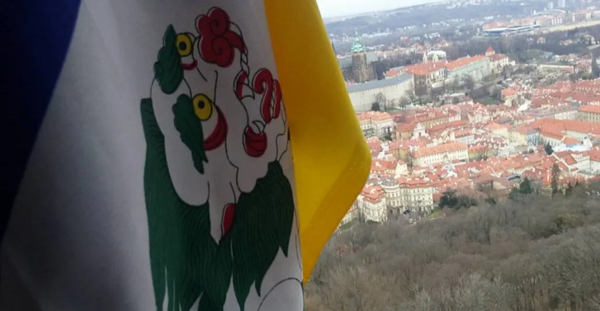 Praha 1 napařila aktivistovi, který vyvěsil vlajku na Petříně, 2000 korun