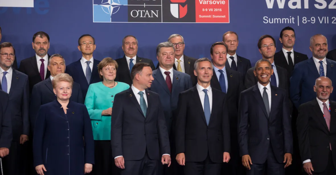 KSČM vylezla z klozetu, kritizují poslanci návrh na vystoupení ČR z NATO