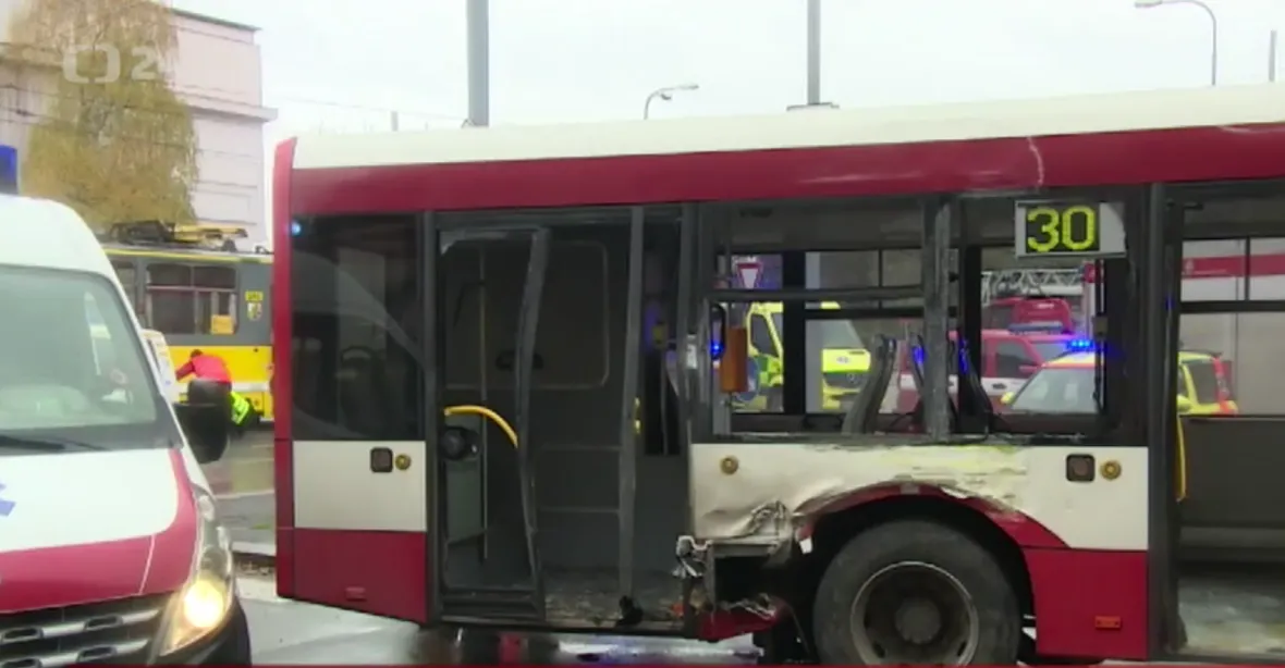 V Plzni se srazil autobus s tramvají. Na místě je až dvacítka zraněných