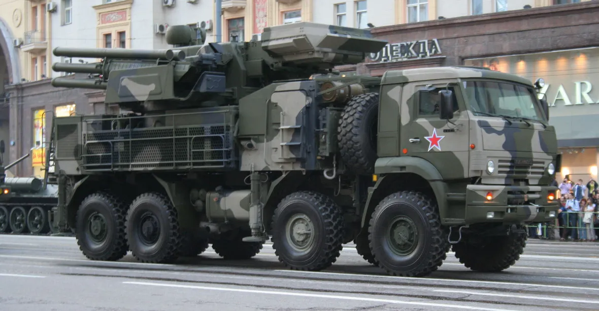 Ruská armáda demonstruje nové zbraně na anektovaném Krymu