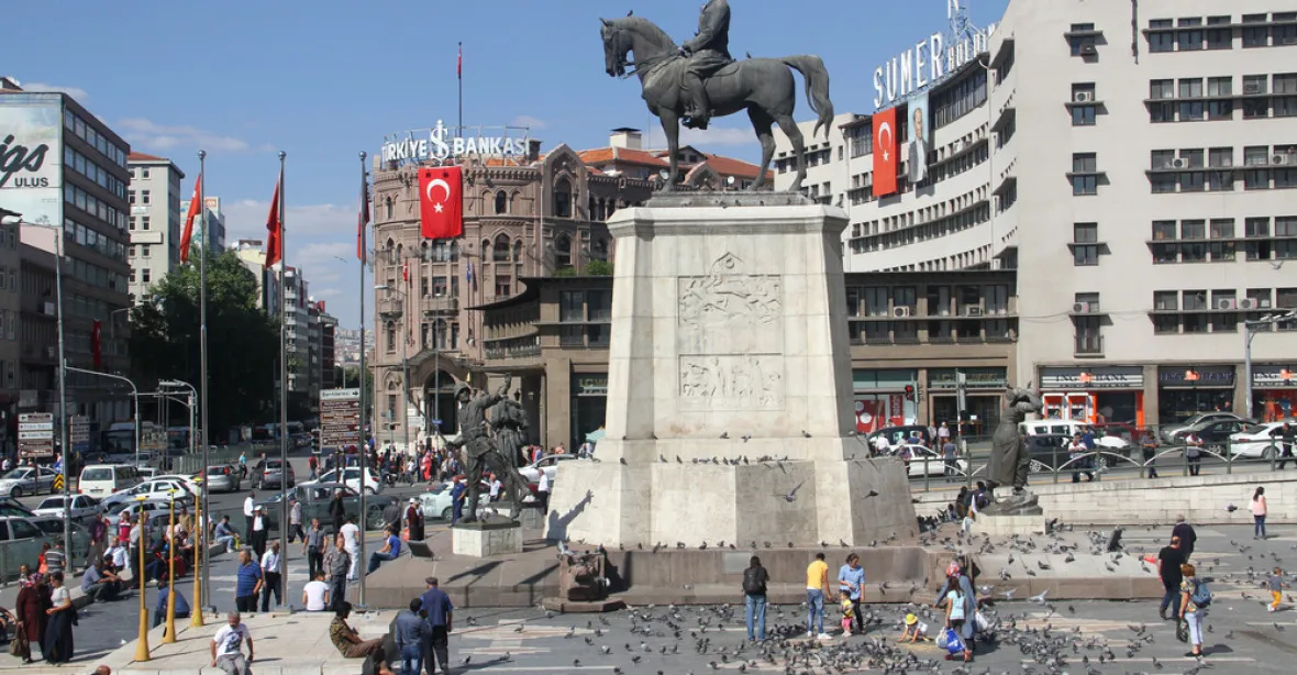 Sebevražedný pumový útok v Turecku: nejméně 2 mrtví a 16 zraněných
