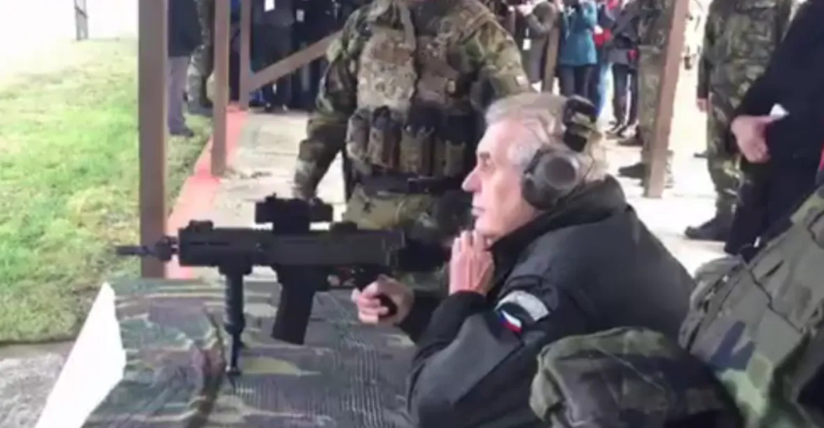 VIDEO: Zeman testoval novou pušku, z 15 metrů trefil terč ‚do břicha‘