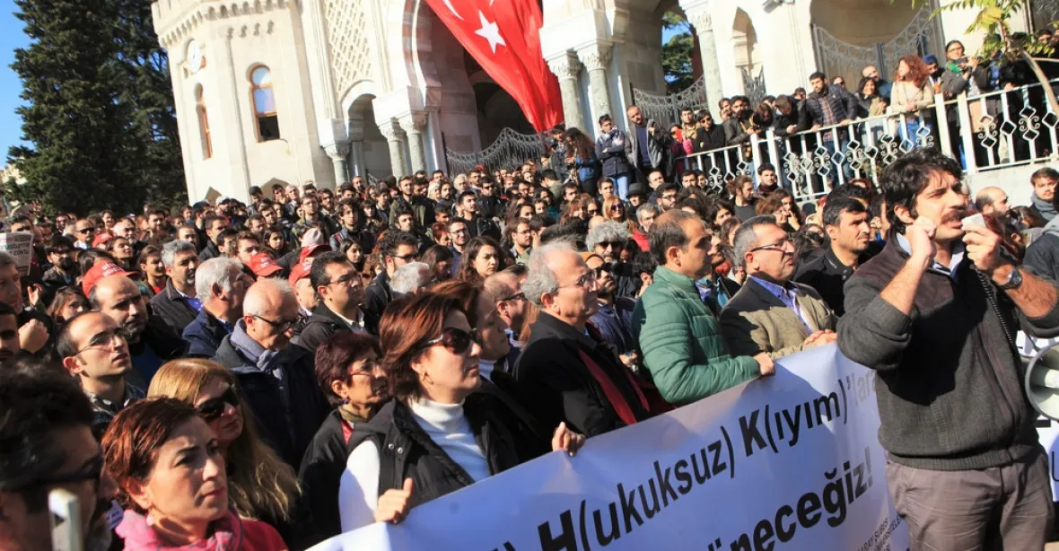 Stíhaní turečtí profesoři v Česku? Budou učit v Praze a Brně