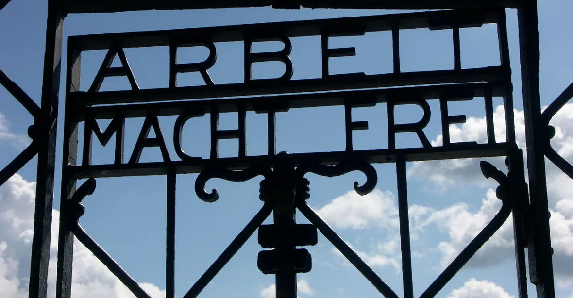 V Norsku našli nápis Arbeit macht frei ukradený z Dachau
