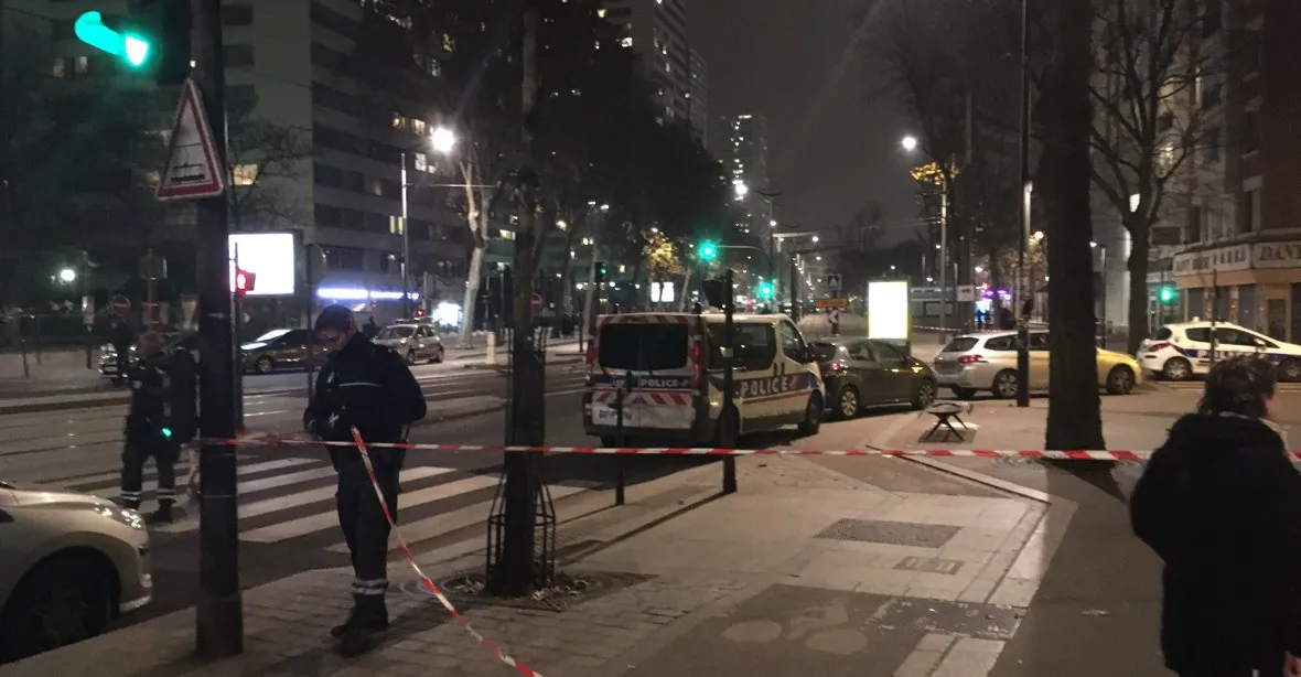 Lupič v Paříži zadržoval šest rukojmích, pak před policií uprchl