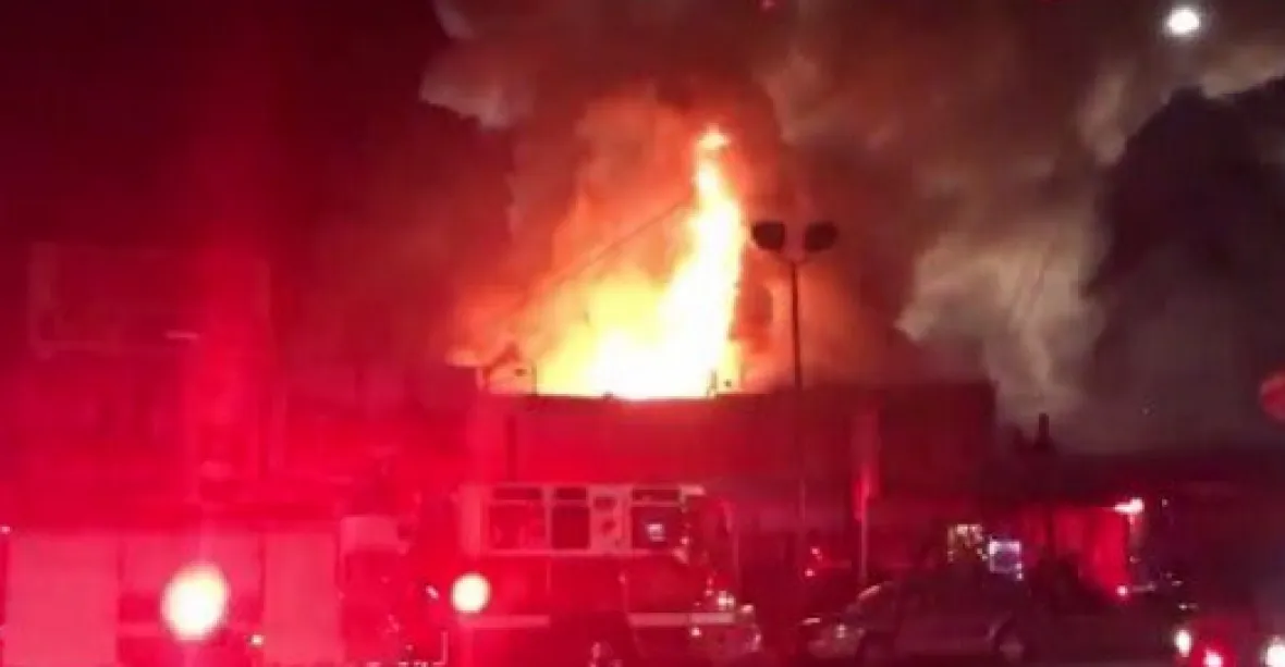 Požár na taneční party v Kalifornii. Nejméně devět mrtvých