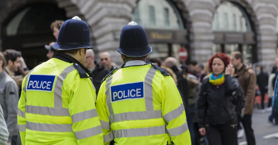 Britští policisté sexuálně zneužívali zatčené i oběti domácího násilí