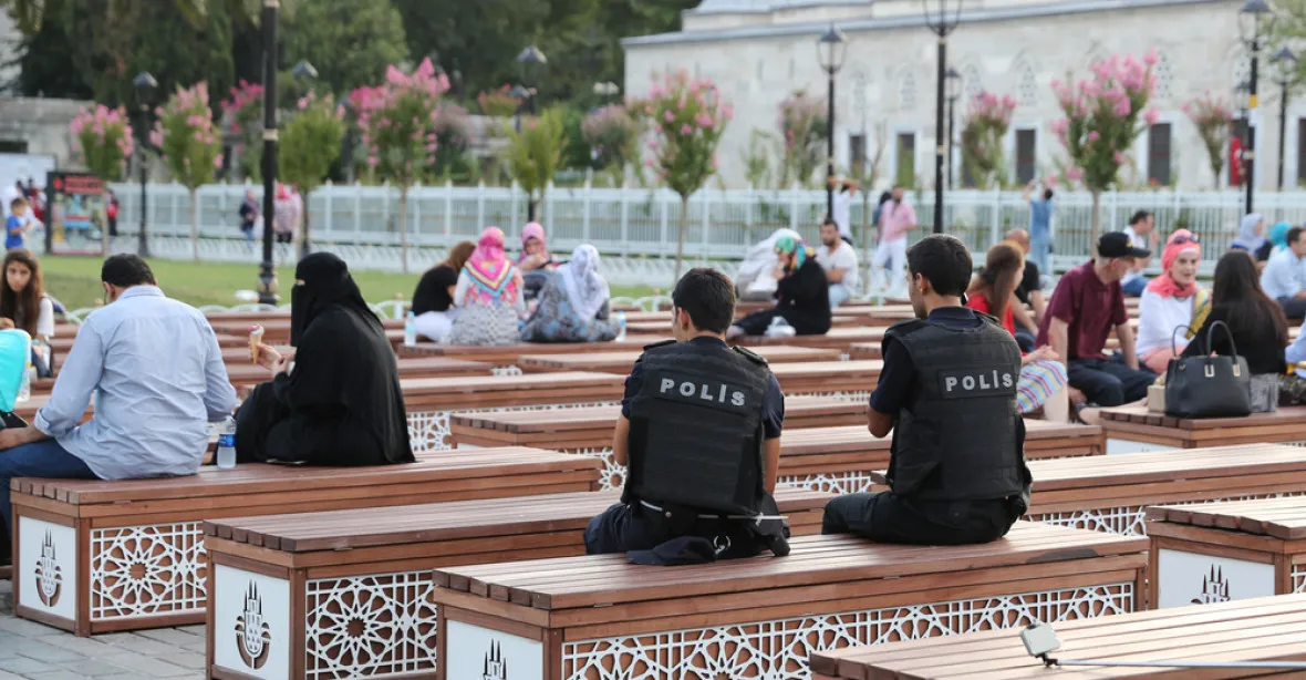 Počet obětí sobotního útoku v Istanbulu vzrostl na 44