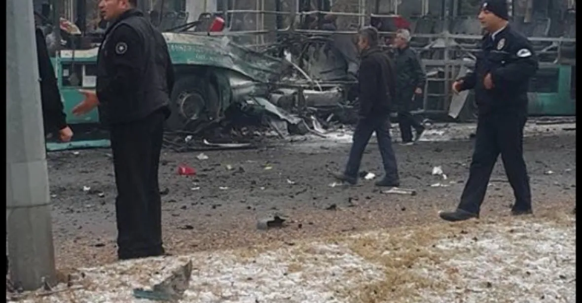 Výbuch v Turecku zasáhl autobus, 13 mrtvých, desítky zraněných