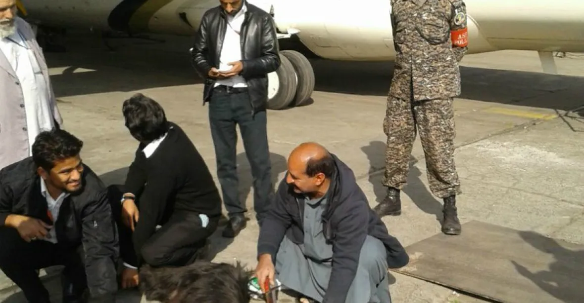 Pákistánská aerolinka se bojí další katastrofy. Rituálně obětovala kozu