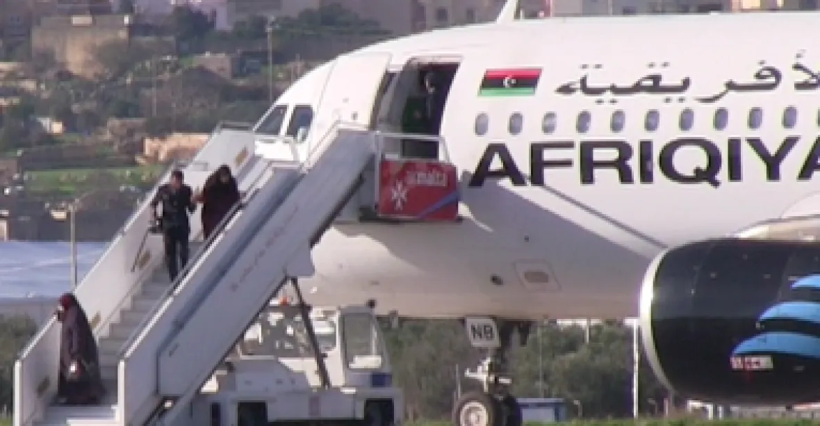 Drama na Maltě: únosci letadla propustili pasažéry, žádají o azyl