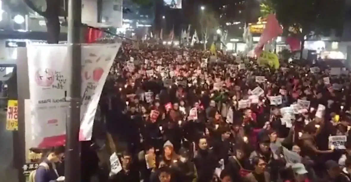 Tisíce lidí v Soulu požadovaly trvalé sesazení prezidentky