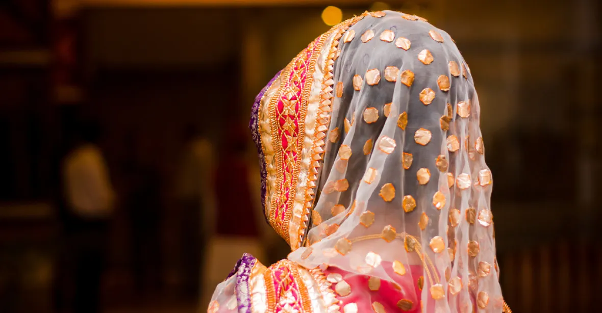 Šestnáctiletou Britku provdali do Pákistánu. Utekla, ale úřadům musí platit