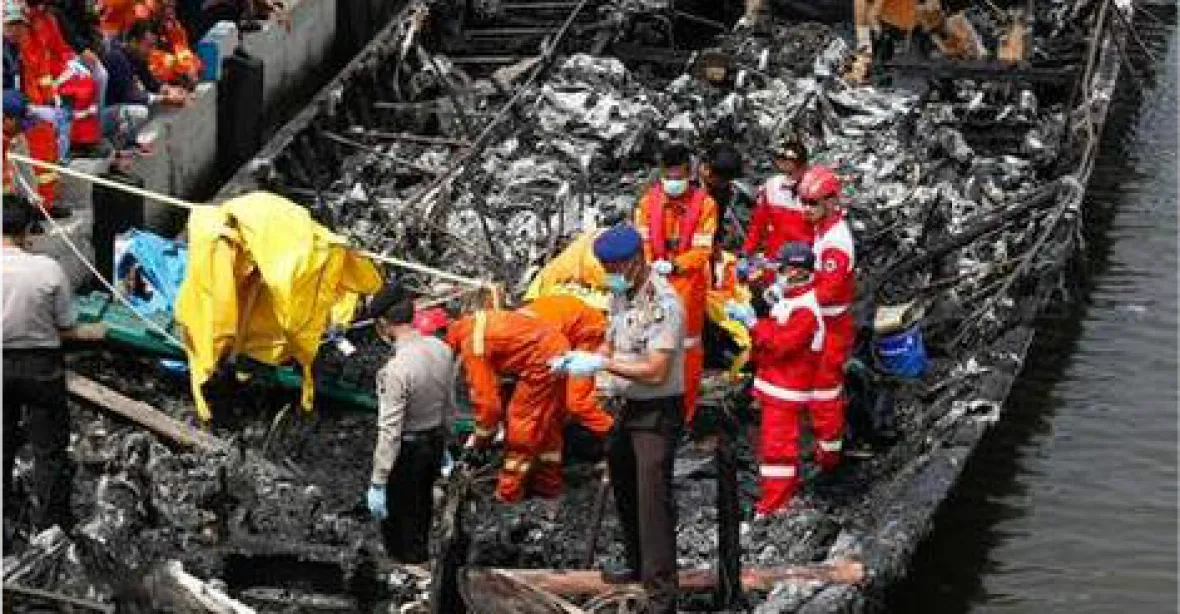 U Jakarty hořel trajekt. Zemřelo 23 lidí