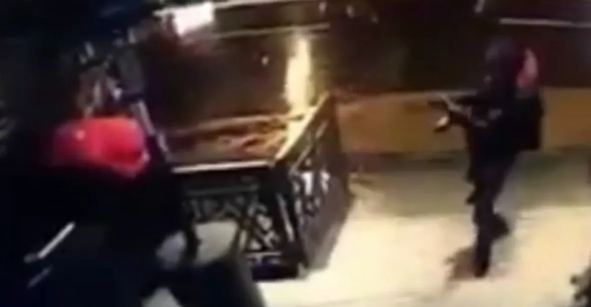 VIDEO: Kamery zachytily masakr v istanbulském klubu