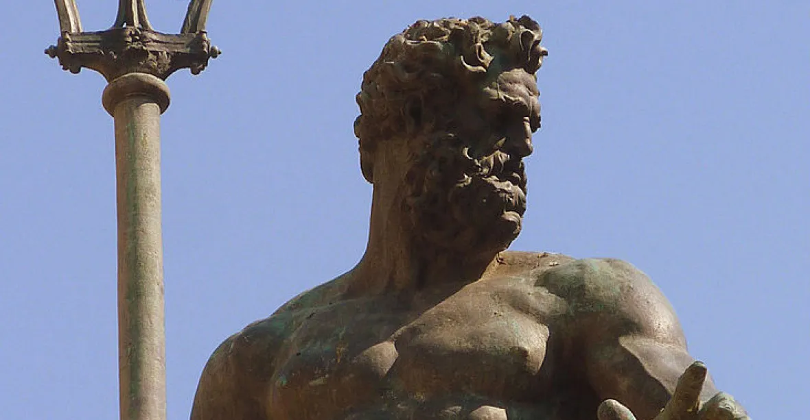 Příliš sexuální Neptun? Facebook zablokoval fotku historické sochy