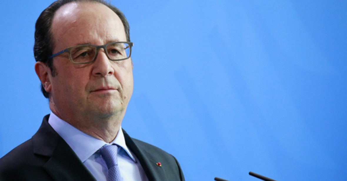 ‚Sedí sám před TV.‘ Osamělý, izolovaný, lže. Hollande očima exporadce