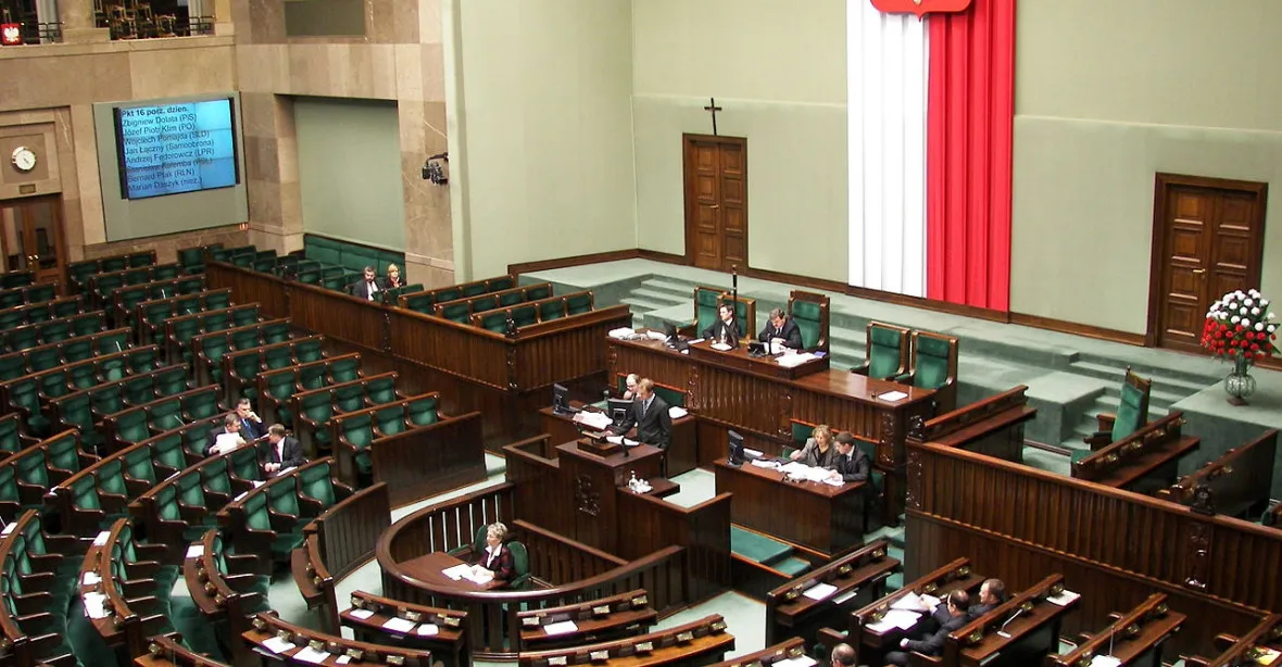 Polská opozice ukončila protest v parlamentu, spory ale pokračují