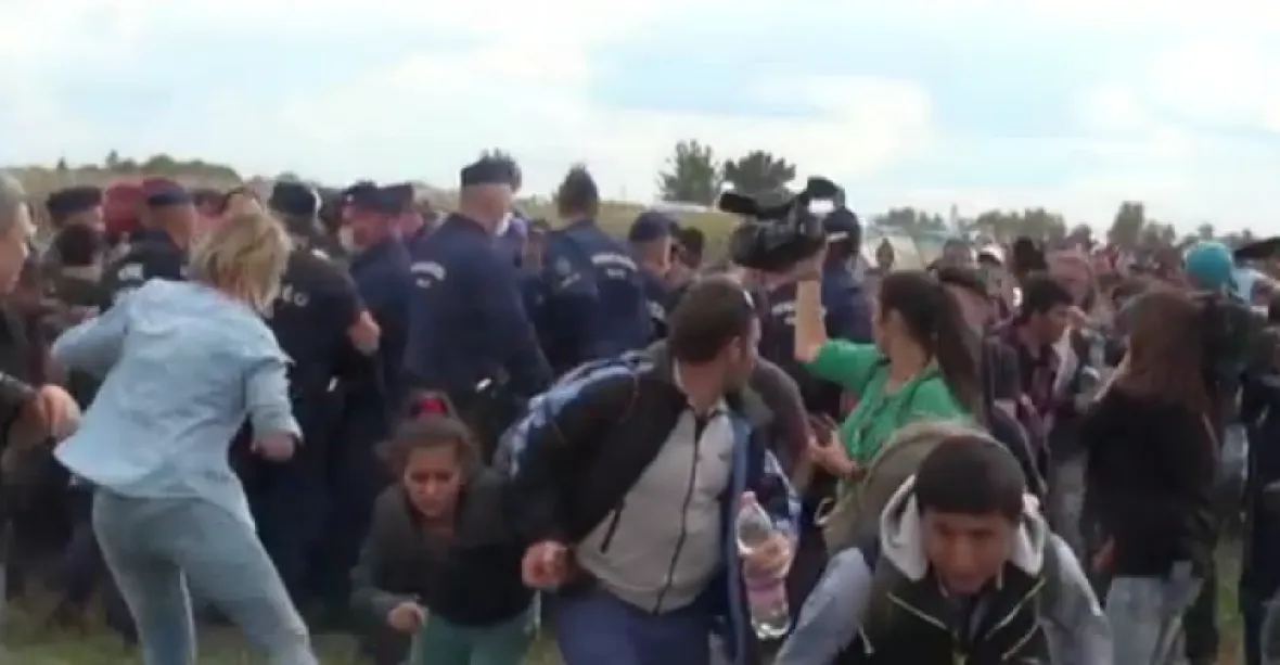 Maďarská kameramanka, která kopala do běženců, dostala podmínku