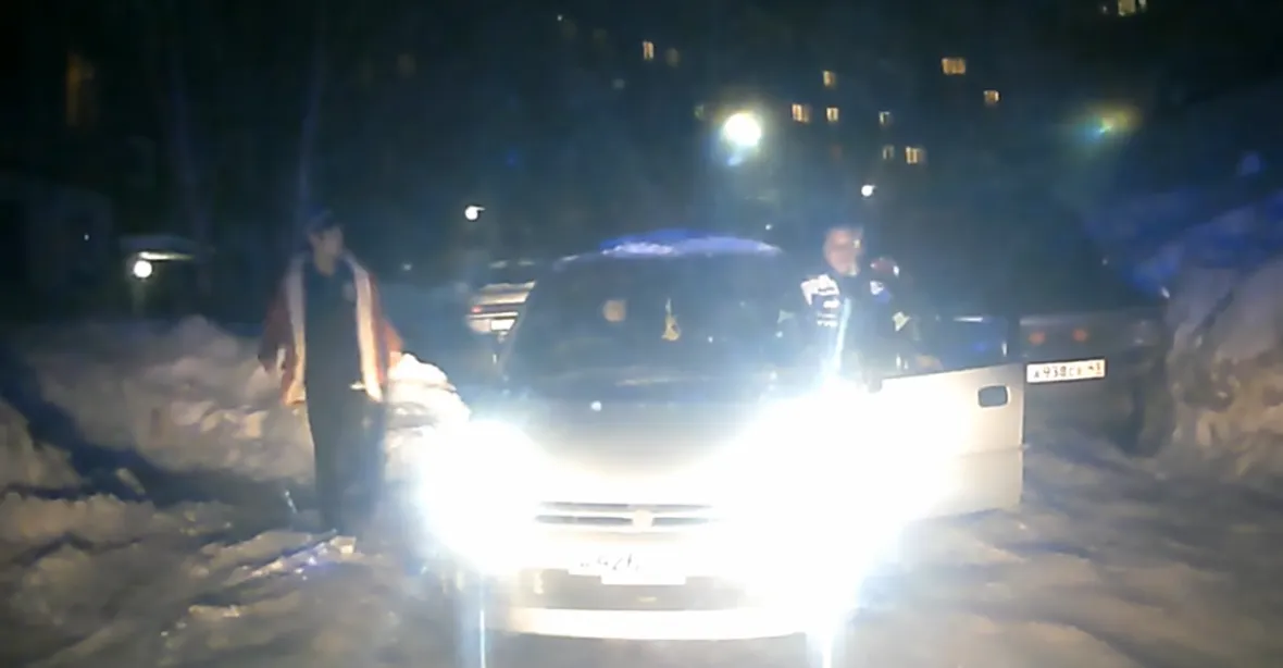 VIDEO: Řidička v Rusku odmítla pustit sanitku. Pacient zemřel