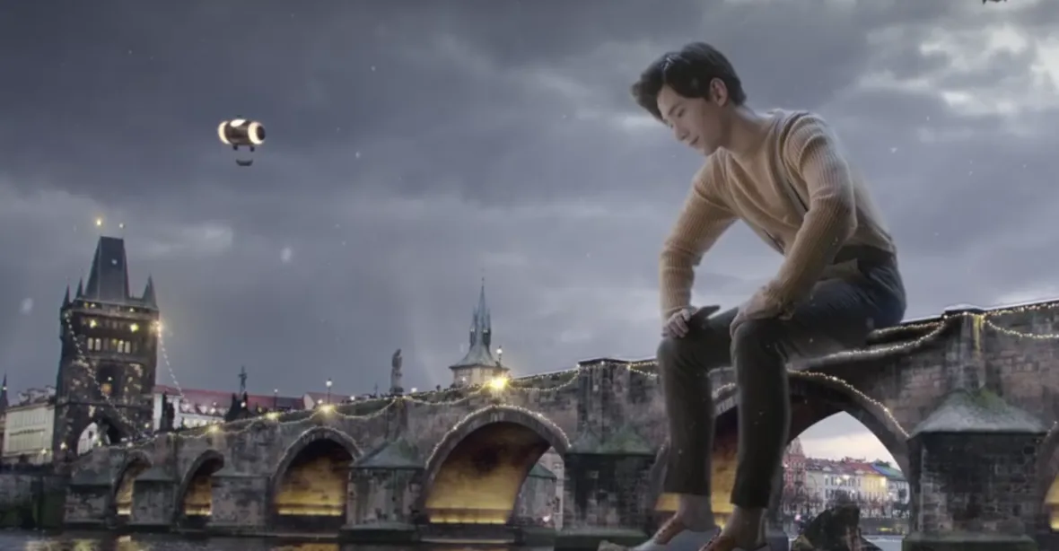 VIDEO: Obří Číňan na Karlově mostě budí pobouření i chválu