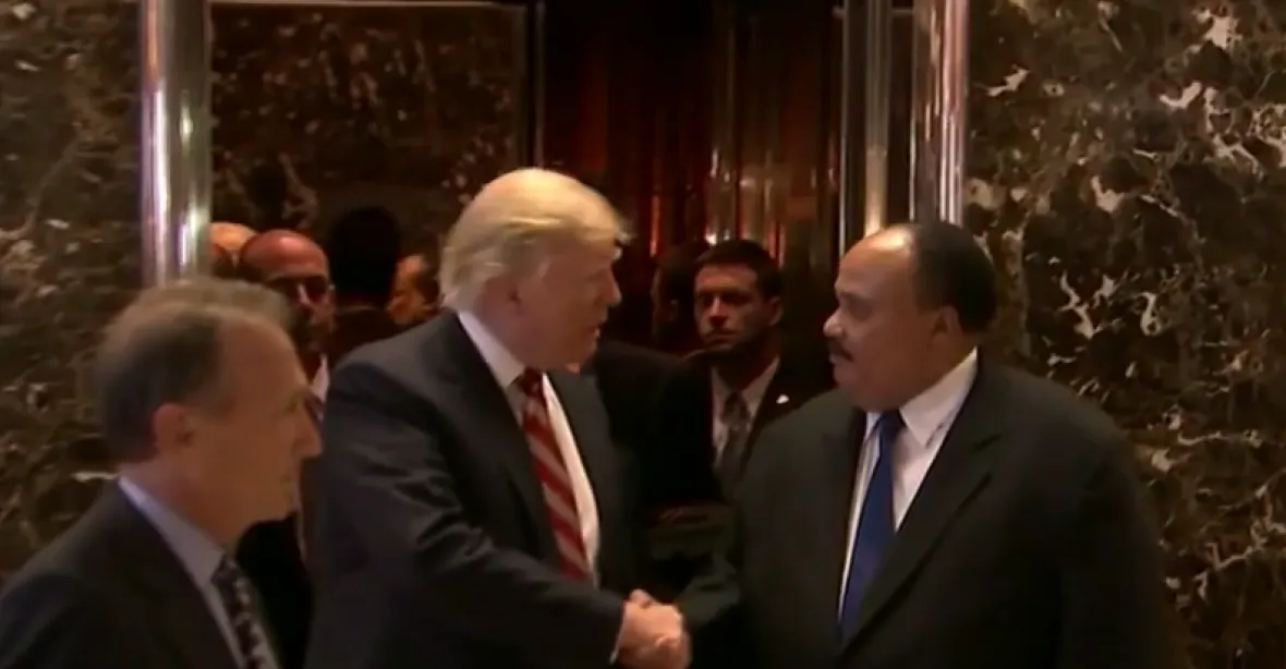 Trump žehlí vztahy s černošskou komunitou. Sešel se s Kingovým synem