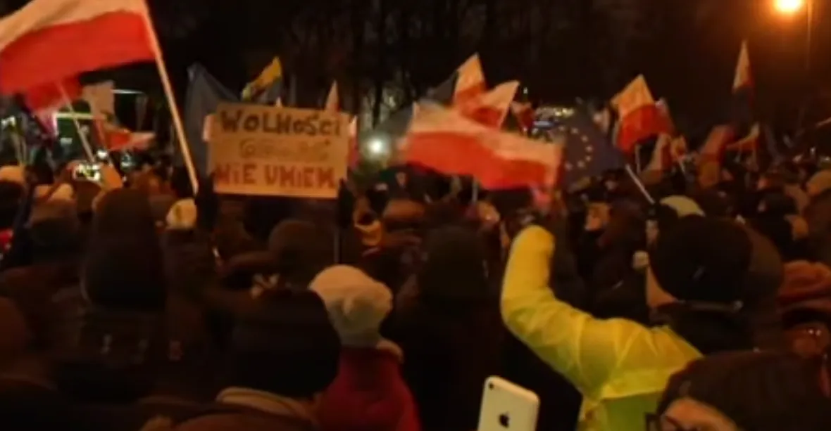 Polská policie hledá demonstranty z fotografií, opozice protestuje