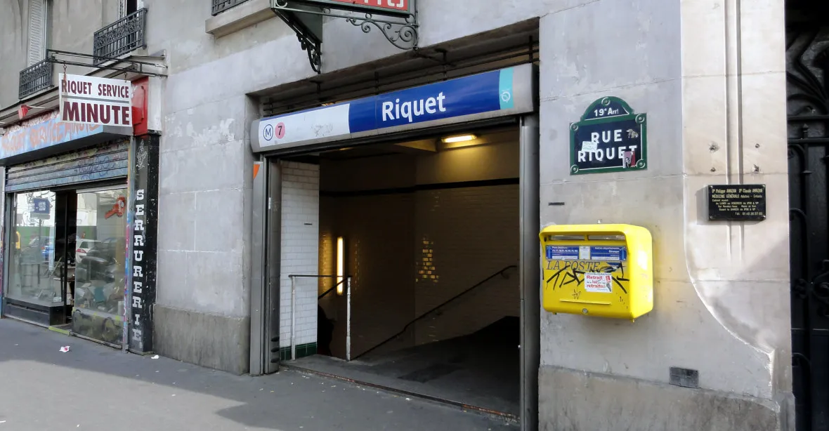 Útočník v pařížském metru napadl a pobodal několik cestujících