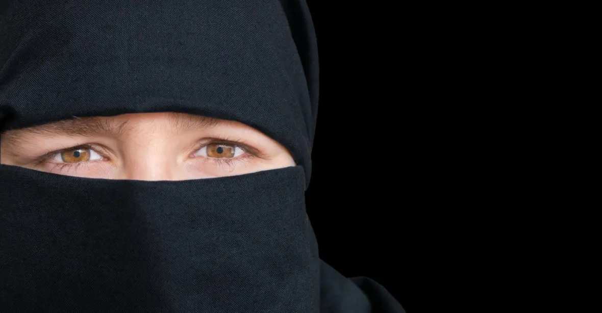 Policista si oblékl nikáb, 2,5 roku se v něm skrýval před islamisty
