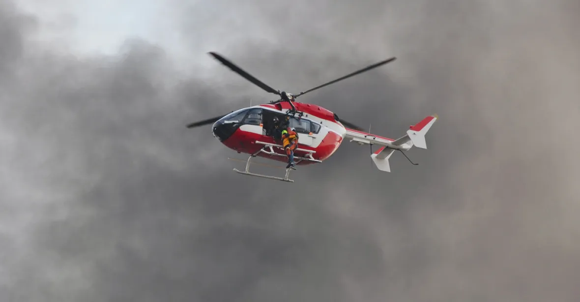 V Itálii se zřítil vrtulník se zraněným lyžařem. Zemřelo šest lidí