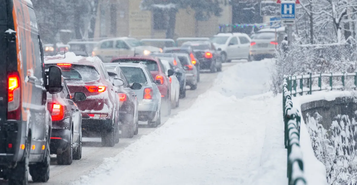 Napadl sníh, řidiči musejí počítat s velkým zdržením