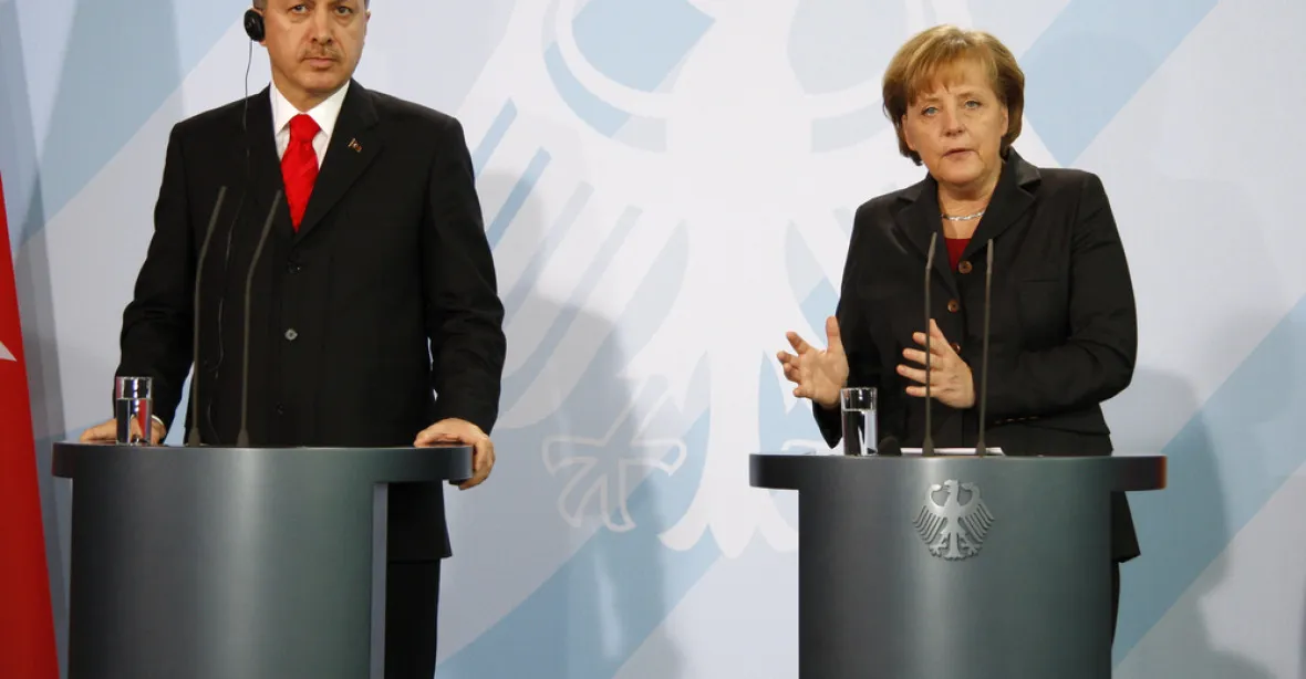 Merkelová dorazila do Turecka, setká se i se zástupci opozice