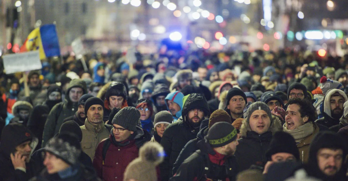Čtvrt milionu Rumunů v ulicích. Vláda odpustila tresty za korupci