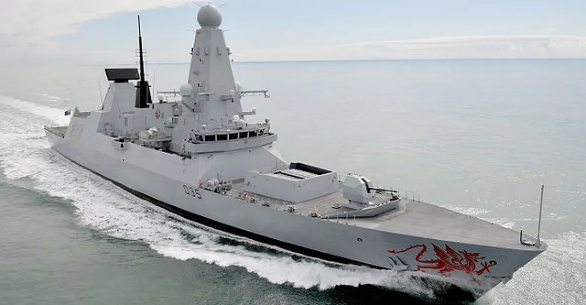 Zastaralá výzbroj Britů: rozmontované tanky a příliš hlučné lodě
