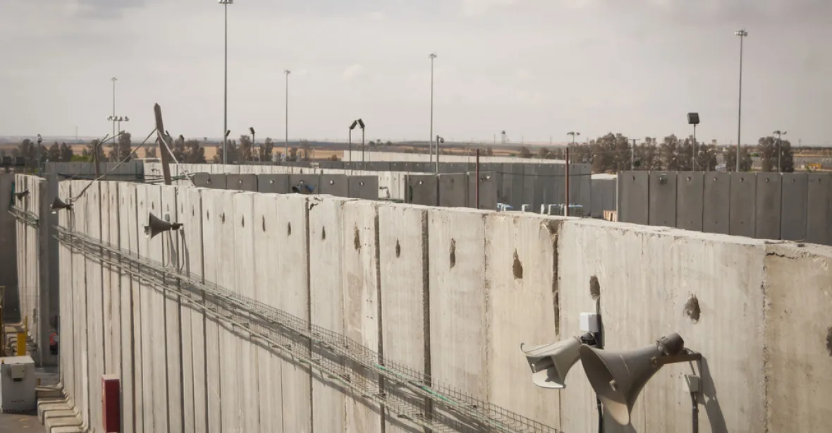 Izraelská firma má zájem o Trumpovu zeď. Má na kontě plot u Gazy