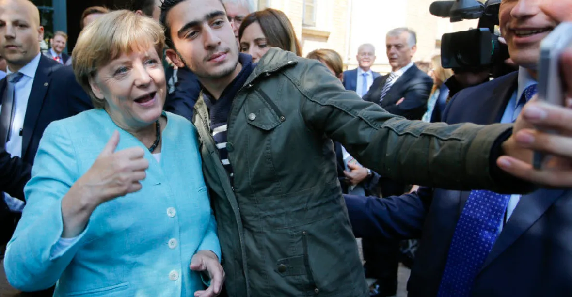 Selfie Merkelové ‚s teroristou‘ má dohru. Syřan žaluje Facebook