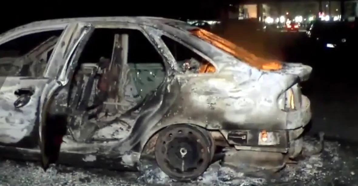 U Paříže opět hořela auta. Mládež protestuje proti policejní brutalitě