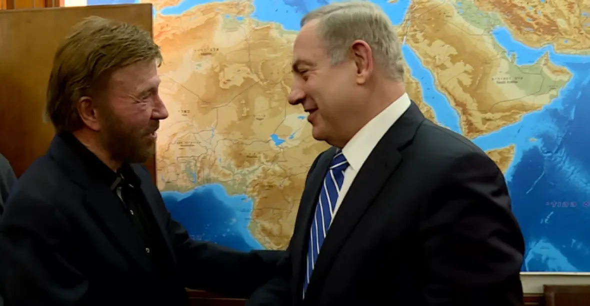 Izrael navštívil Chuck Norris. Jsme teď neporazitelní, vtipkoval Netanjahu