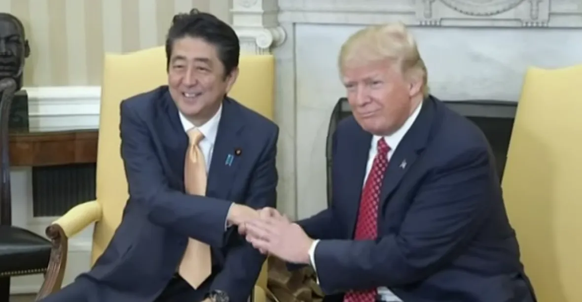 Trump ujistil Abeho o podpoře. Žádal spravedlivé obchodní vztahy