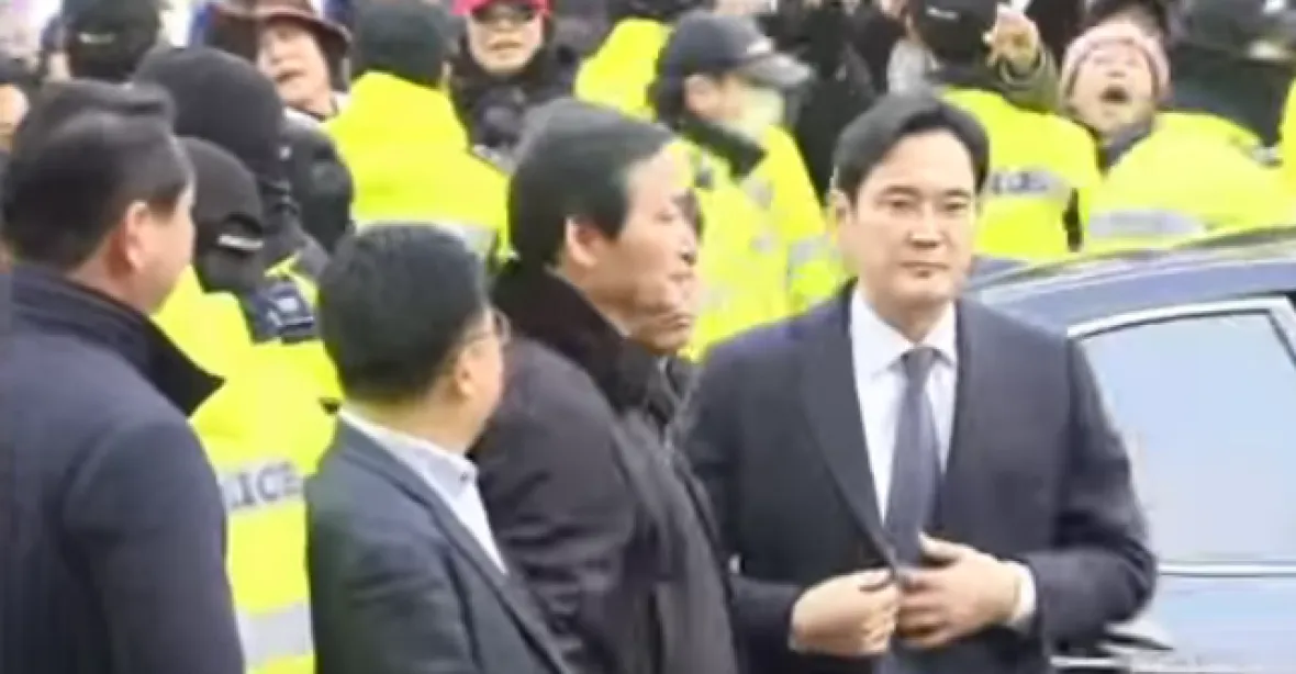 Korejci zatkli šéfa firmy Samsung kvůli korupci