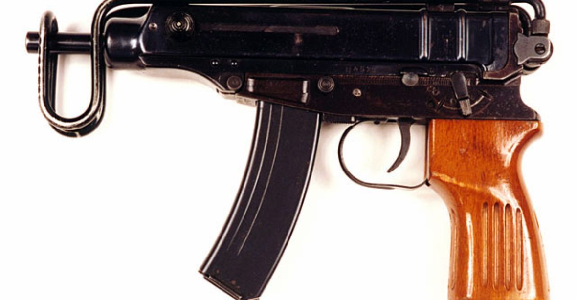 Samopal a pistole. Policii vyděsily atrapy zbraní na Zemanově trase