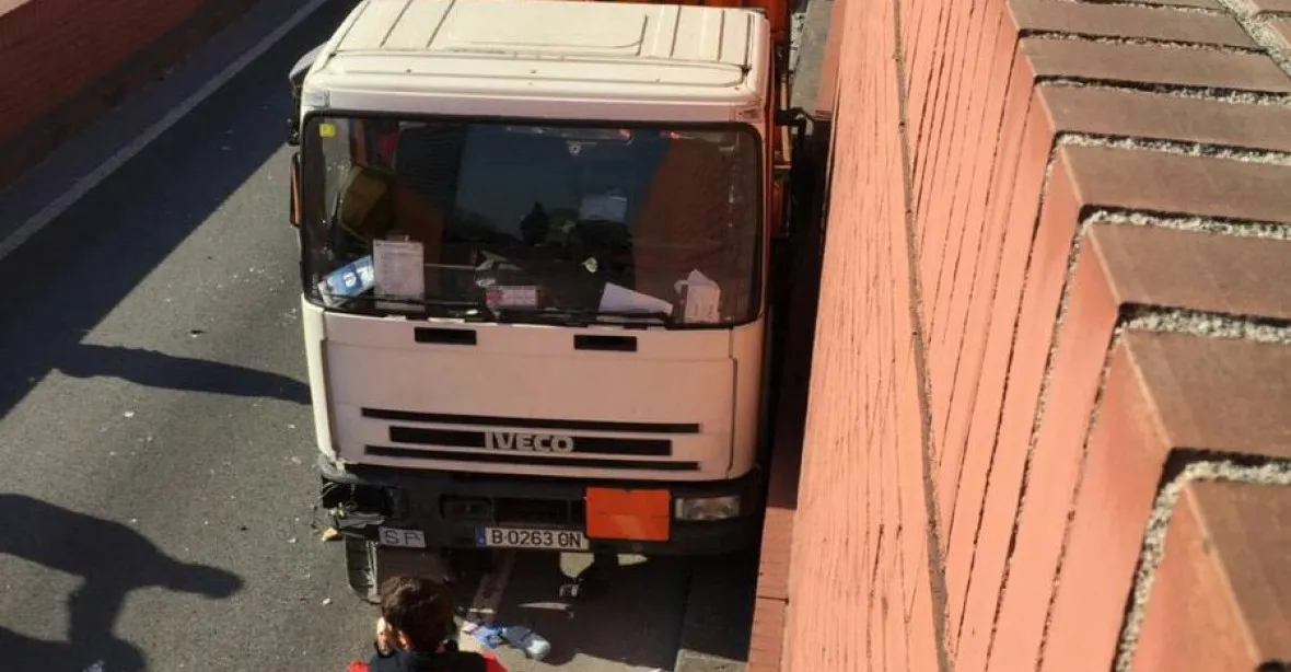 Drama v Barceloně. Kamión se řítil v protisměru, policie ho zastavila střelbou