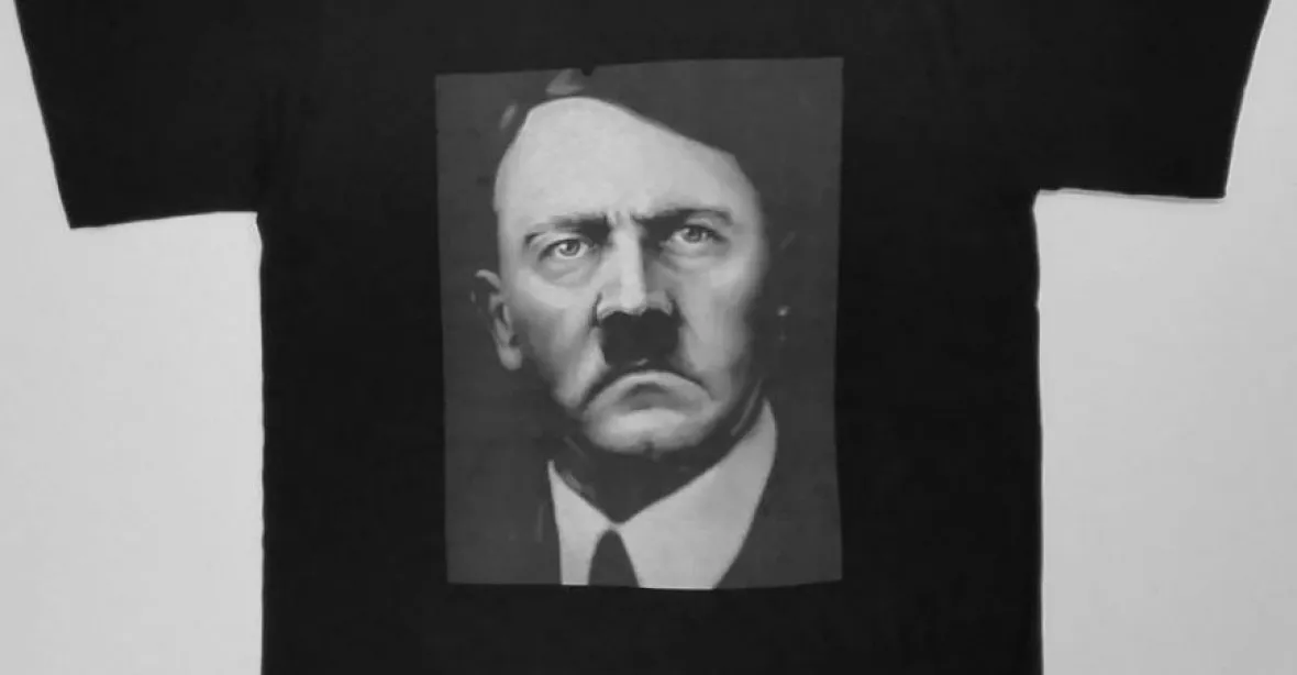 Žádná recese, byznys. Nakladatelství prodávalo hrníčky a trička s Hitlerem