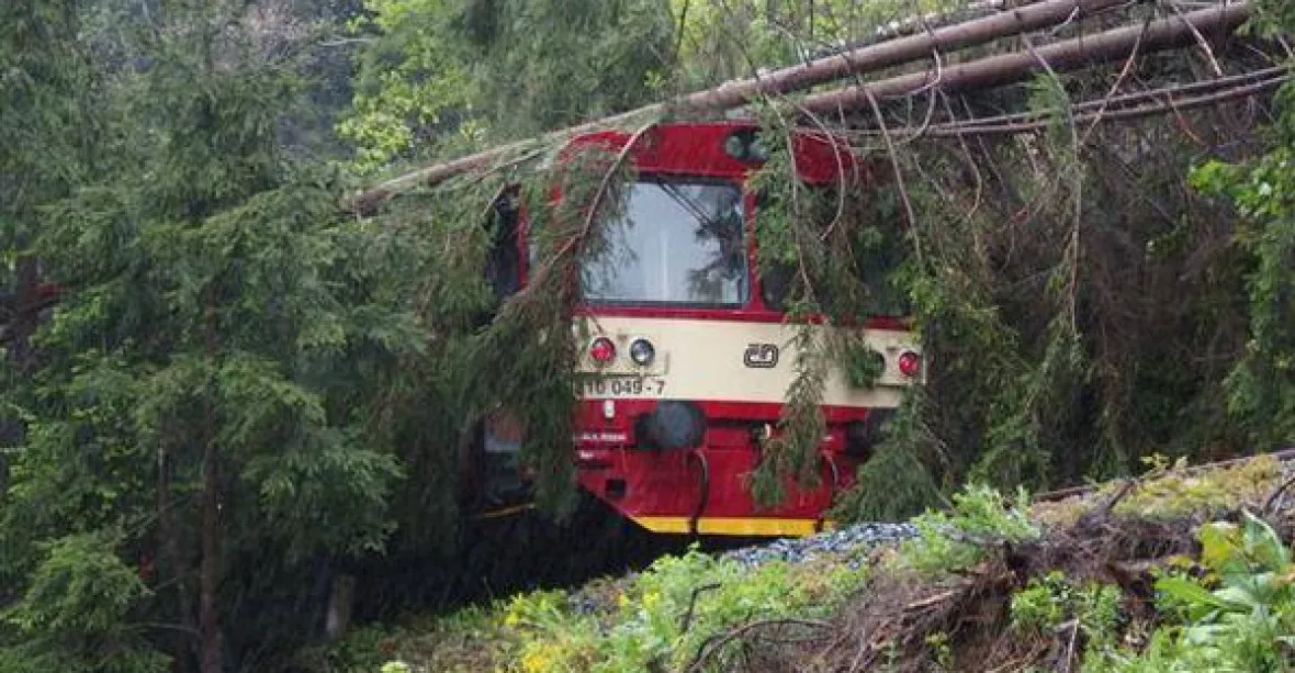Česko zasáhl silný vítr, zastavil vlaky, poškodil elektrické vedení