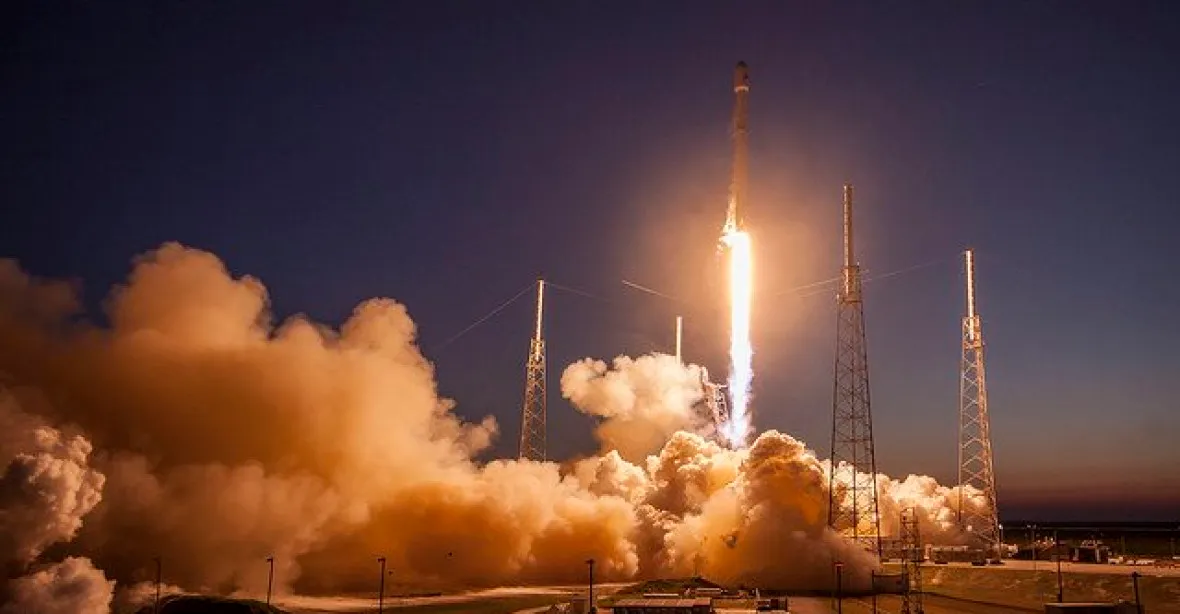 SpaceX dopraví příští rok dva lidi k Měsíci