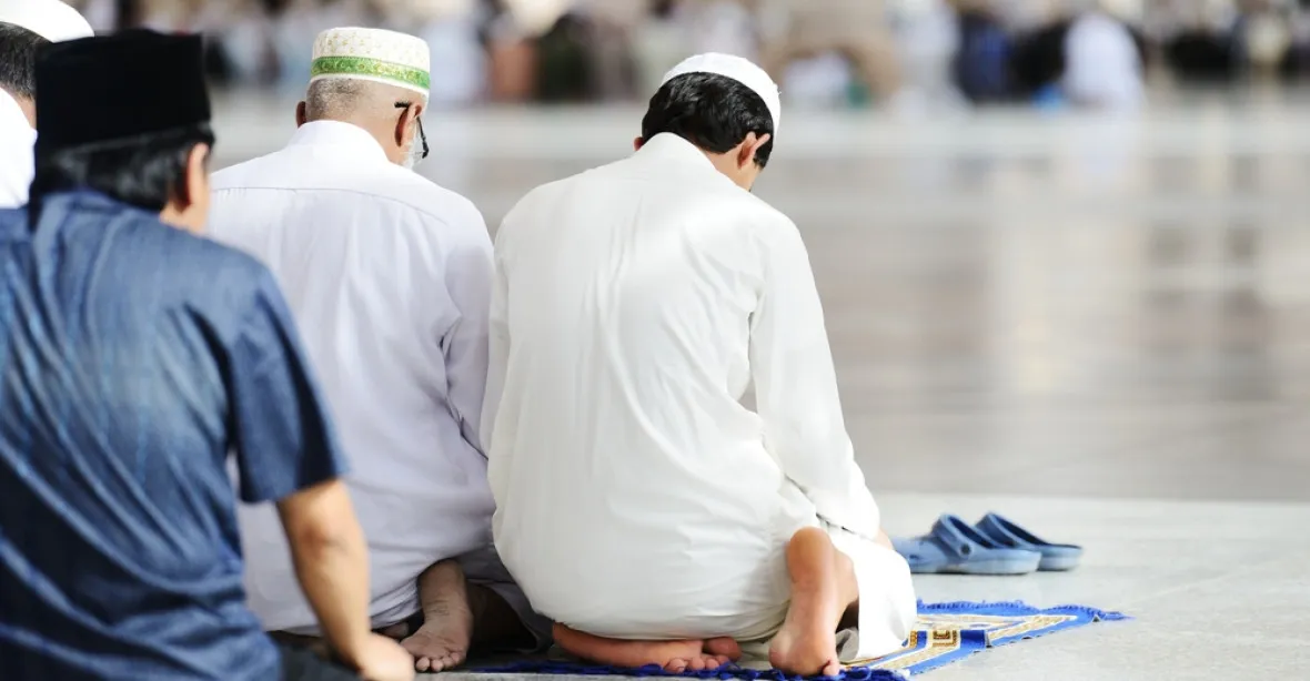 Německé gymnázium zakázalo modlení muslimských žáků