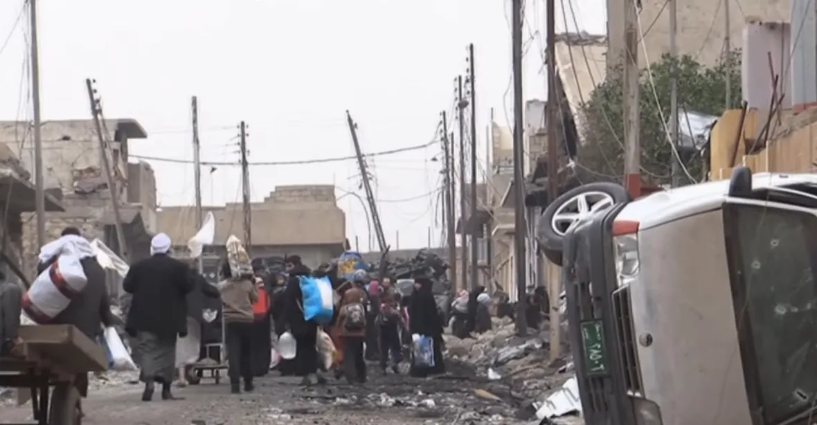 Bojovníci IS byli v našich domech: Nutili nás jíst výkaly, říkají obyvatelé Mosulu