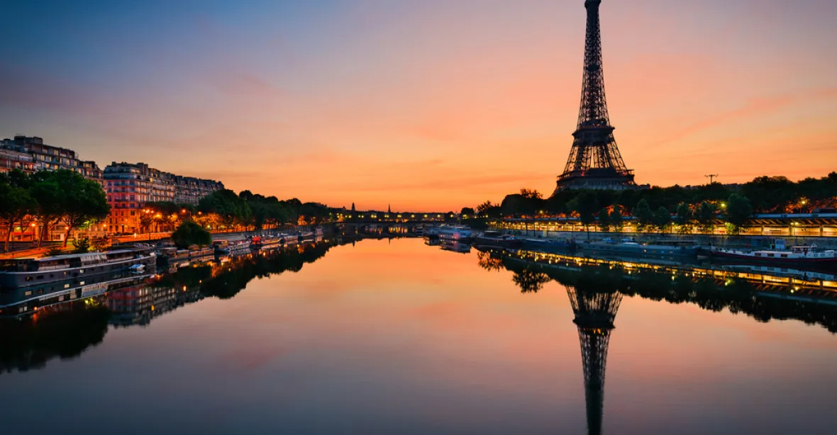 Výlet do Paříže se páru z USA nevyplatil. Ukradli jim věci za 11 milionů