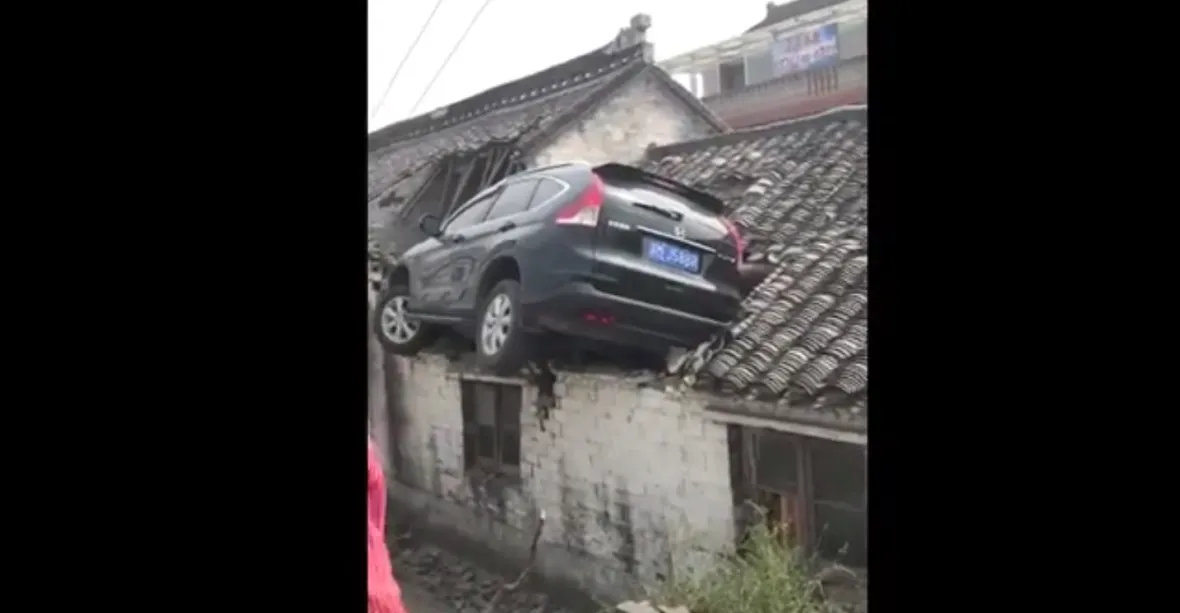 VIDEO: Číňan přistál i s autem na střeše domu. Slézal po žebříku