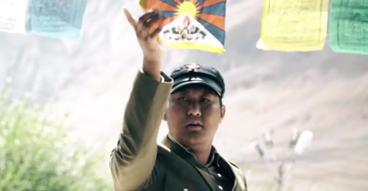 „Mluv, ovce!“ Čínský voják křičí na mluvčího Ovčáčka kvůli Tibetu